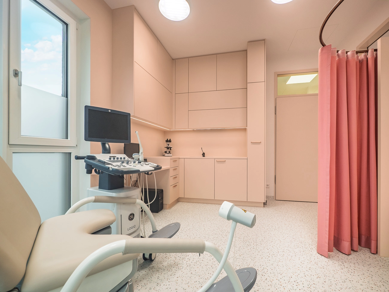 Behandlungszimmer Frauenarztpraxis