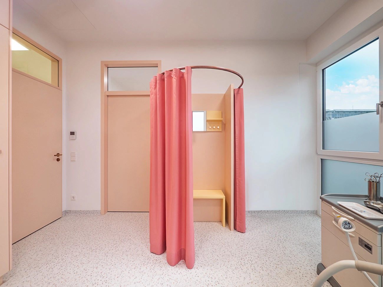 Umkleidekabine Frauenarztpraxis